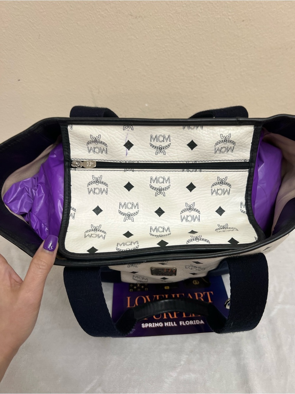 AUTH MCM WHITE TOTE - Picture 2 of 16
